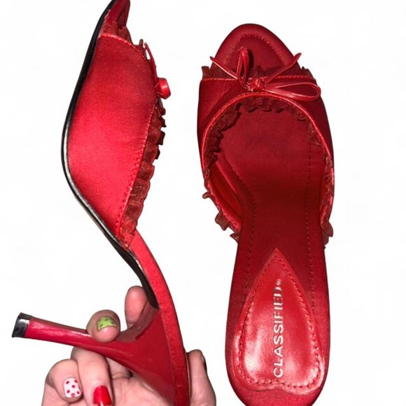 Women's Red Courts - Picture 2 of 3